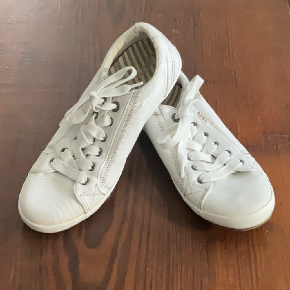 Taos Star white canvas sneakers SZ 10